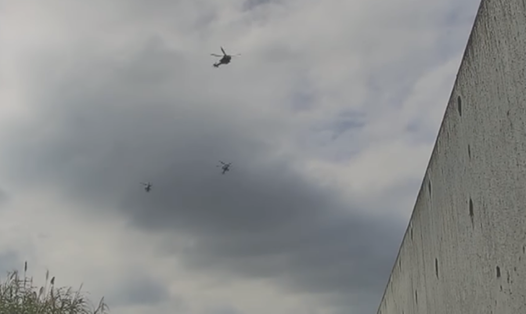 Ảnh chụp màn hình video 3 trực thăng Mỹ bay qua không phận trường học ở Nhật Bản hôm 18.1. Ảnh: Kyodo