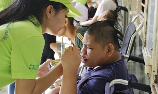 Các bạn tình nguyện viên FBVN tham gia nấu 500 suất ăn cho trẻ em và cán bộ nhân viên tại Trung tâm bảo trợ trẻ tàn tật mồ côi Thị Nghè.