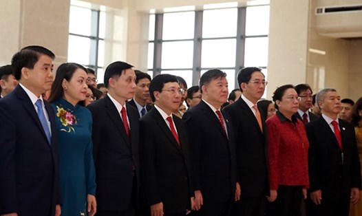 Phó Thủ tướng Phạm Bình Minh và Phó Ủy viên trưởng Ủy ban Thường vụ Đại hội đại biểu nhân dân toàn quốc nước CHND Trung Hoa Trần Trúc (người thứ 4 từ phải sang) tại lễ kỷ niệm. Ảnh: VGP