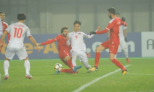 Một pha tranh bóng của Văn Toàn (số 9) trong trận gặp U23 Syria. Ảnh: AFC. 