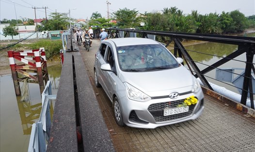 Cầu Rạch Tôm (xã Nhơn Đức, huyện Nhà Bè) chiều rộng vừa lọt một chiếc ô tô và đang xuống cấp nghiêm trọng.  Ảnh: M.Q