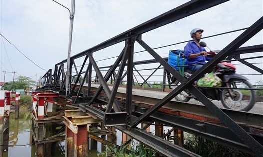 Cầu Rạch Tôm (huyện Nhà Bè, TPHCM) hiện xuống cấp nghiêm trọng, có thể sập bất cứ lúc nào.  Ảnh: M.Q