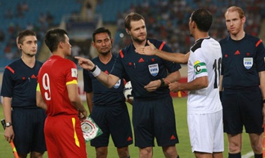Trọng tài Chris Beath (giữa)  có những quyết định gây tranh cãi trong trận đấu giữa U23 Việt Nam và Iraq. 