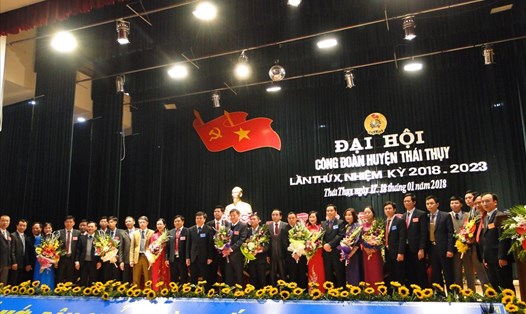 BCH LĐLĐ huyện Thái Thuỵ nhiệm kỳ 2018-2023 và lãnh đạo LĐLĐ tỉnh Thái Bình. Ảnh: Bá Mạnh