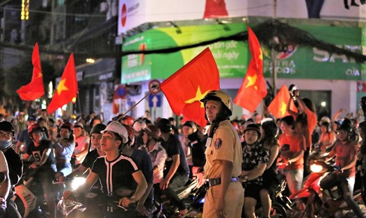 Hàng trăm cảnh sát đang căng mình điều tiết giao thông trong đêm chiến thắng của bóng đá Việt Nam. Ảnh: Trường Sơn