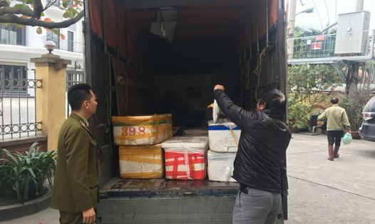 Chiếc xe tải chở 1,5 tấn cá lậu Trung Quốc bị phát hiện. Ảnh: T.N.D