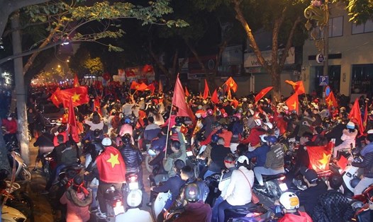 Người hâm mộ thức trắng đêm chúc mừng chiến thắng của đội U23 Việt Nam