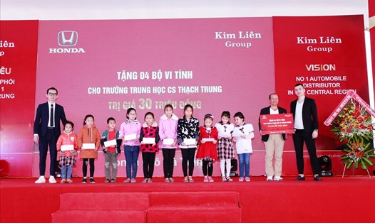 Kim Liên Group trao học bổng cho học sinh và tặng máy vi tính cho nhà trường. Ảnh: PV