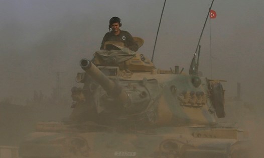 Một xe tăng Thổ Nhĩ Kỳ tiến về biên giới Thổ- Syria. Ảnh: Reuters