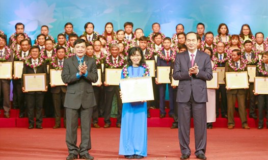 Chủ tịch Nước Trần Đại Quang (hàng trước, bên phải) và Chủ tịch Tổng LĐLĐVN Bùi Văn Cường trao thưởng cho các Chủ tịch CĐCS xuất sắc năm 2017 được tuyên dương. Ảnh: SƠN TÙNG