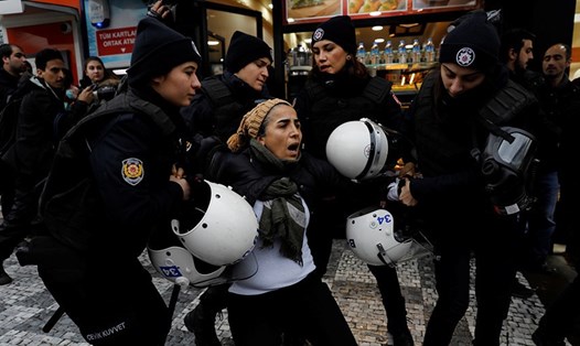 Cảnh sát chống bạo động Istanbul bắt một người biểu tình chiến dịch quân sự của Thổ Nhĩ Kỳ ở Afrin. Ảnh: Reuters
