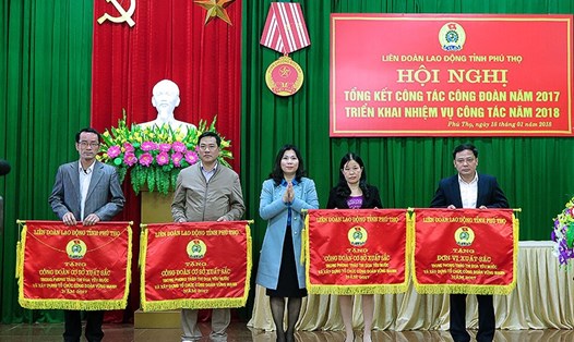 Đồng chí Nguyễn Thị Hồng Lâm - Chủ tịch LĐLĐ tỉnh trao cờ thi đua của LĐLĐ tỉnh cho các tập thể đạt thành tích xuất sắc trong hoạt động công đoàn và phong trào CNVCLĐ tỉnh Phú Thọ năm 2017