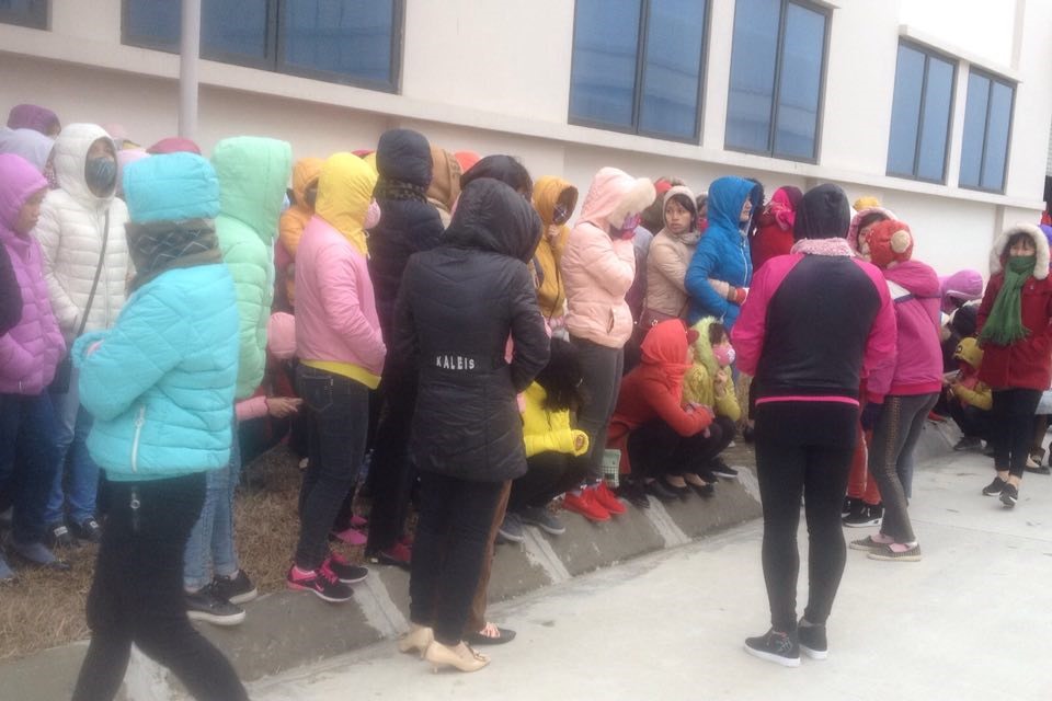 CN tụ tập trước cổng Cty TNHH kỹ thuật điện tử MSL (xã Hải Thanh, huyện Hải Hậu, tỉnh Nam Định) tụ tập trước cổng Cty sáng 9.1 (tại thời điểm vụ việc chưa được giải quyết). Ảnh: CN cung cấp.