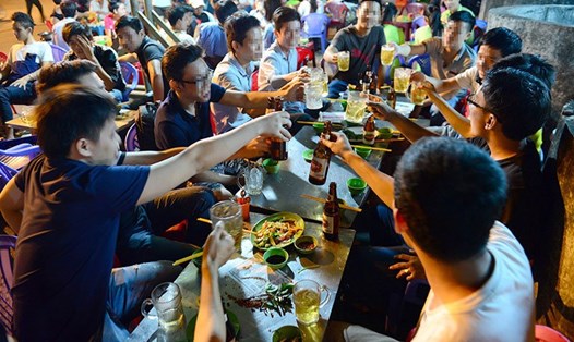 Dù các chính sách thuế khiến giá cả tăng cao, song mức độ tiêu thụ rượu - bia của người tiêu dùng Việt Nam vẫn tăng trưởng mạnh. Ảnh: PV 
