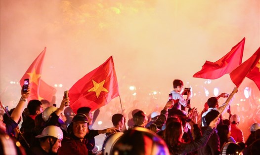 CĐV Việt Nam ra đường ăn mừng sau khi U23 Việt Nam vào bán kết. Ảnh: Sơn Tùng 