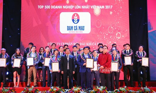 Ông Hoàng Trọng Dũng (người đứng giữa) - Phó Tổng giám đốc Công ty CP Phân bón dầu khí Cà Mau lên nhận Giải thưởng lọt top VNR500 do Vietnamnet bình chọn. Ảnh: PV