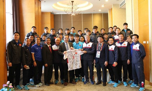 Đại sứ đặc mệnh toàn quyền Việt Nam tại Trung Quốc thăm và động viên ĐT U23 VN. Ảnh: VFF