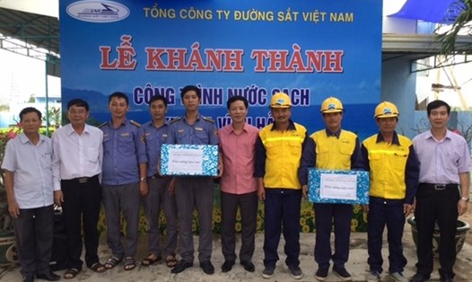 Chủ tịch CĐ ĐSVN Mai Thành Phương (thứ 5 từ phải sang) thăm, tặng quà cho CNLĐ dịp khánh thành công trình nước sạch tại ga Vĩnh Hảo (Bình Thuận). Ảnh: CĐĐS