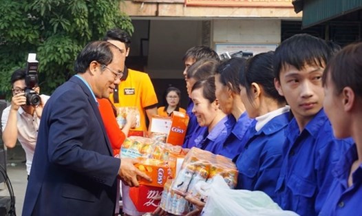 Phó Chủ tịch Tổng LĐLĐ VN Nguyễn Văn Ngàng trao quà Tết cho CN trong chương trình "Tết sum vầy" tại Nghệ An. Ảnh: Q.Đại