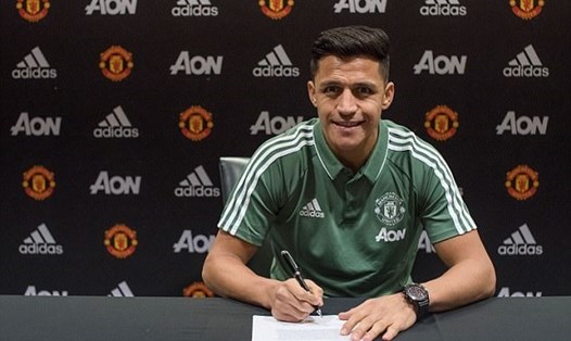 Alexis Sanchez đã đặt bút kí vào bản hợp đồng với Man United. Ảnh: Getty Images.