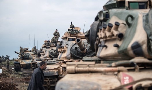 Xe tăng của quân đội Thổ Nhĩ Kỳ tập hợp gần biên giới Syria hôm 21.1. Ảnh: Getty Images