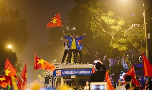 CĐV Việt Nam xuống đường ăn mừng chiến tích của U23 Việt Nam. Ảnh: Nguyễn Tử Thắng.