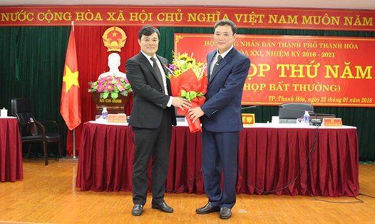 Ông Nguyễn Xuân Phi, Ủy viên Ban Thường vụ Tỉnh ủy, Bí thư Thành ủy, Chủ tịch HĐND TP Thanh Hóa tặng hoa chúc mừng ông Lê Anh Xuân (bìa phải).