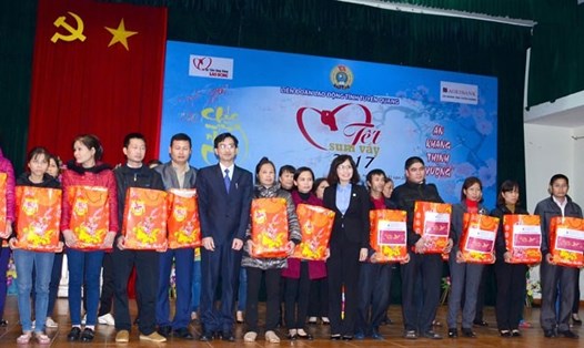 LĐLĐ tỉnh Tuyên Quang tổ chức Tết Sum vầy năm 2017 cho CNLĐ.