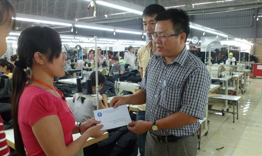 LĐLĐ huyện Mỹ Hào thường xuyên quan tâm và hỗ trợ công nhân có hoàn cảnh khó khăn. Ảnh: KC