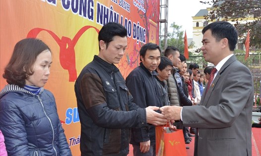 Phó Chủ tịch LĐLĐ tỉnh Bùi Xuân Vinh trao quà Tết cho CNLĐ tại chương trình Tết Sum vầy 2017.