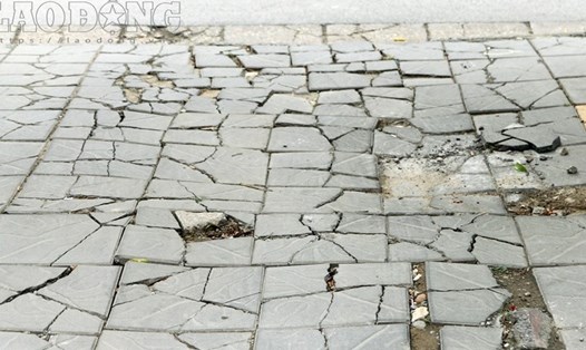 Vỉa hè lát đá tự nhiên ở Hà Nội vỡ vụn và xuống cấp nghiêm trọng (ảnh: Cường Ngô).