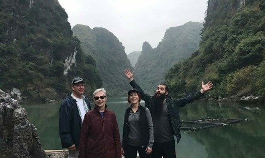 Đạo diễn Jordan Vogt Roberts và các thành viên trong gia đình đặt chân lên một điểm quay trong phim Kong: Skull Island trên vịnh Hạ Long. Ảnh: CTV
