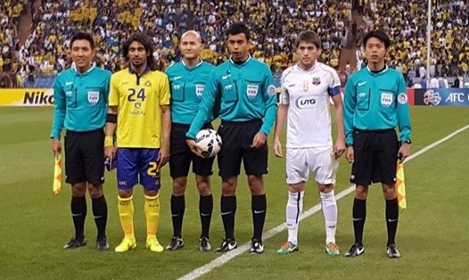 Trọng tài chính người Singapore Muhammad Taqi (giữa) đã có quyết định thổi phạt đền không rõ ràng với U23 Việt Nam. 