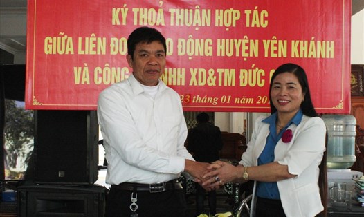 Đại diện lãnh đạo LĐLĐ huyện Yên Khánh ký thủa thuận hợp tác với đại diện Công ty TNHH xây dựng và Thương mại Đức Quân. Ảnh: NT