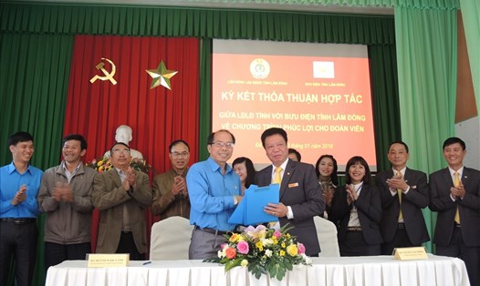 Chủ tịch Liên đoàn Lao động tỉnh Lâm Đồng ký thỏa thuận hợp tác với Bưu điện tỉnh (ảnh K.Q)