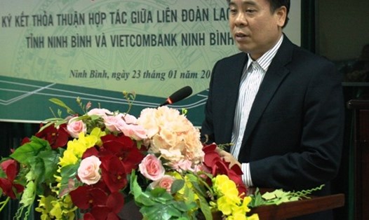 Đồng chí Dương Đức Khanh, Ủy viên Ban Chấp hành Tổng LĐLĐ, Chủ tịch LĐLĐ tỉnh Ninh Bình phát biểu tại hội nghị. Ảnh: NT