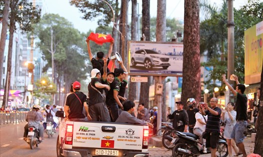 Khi tiếng còi mãn cuộc vang lên, hàng triệu người Sài Gòn đã ra đường ăn mừng chiến thắng của đội U23 con cưng. Ảnh: Trường Sơn