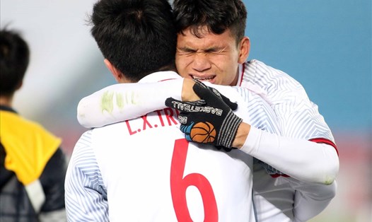 Các cầu thủ U23 Việt Nam đã khóc vì hạnh phúc. Ảnh: Hữu Phạm 