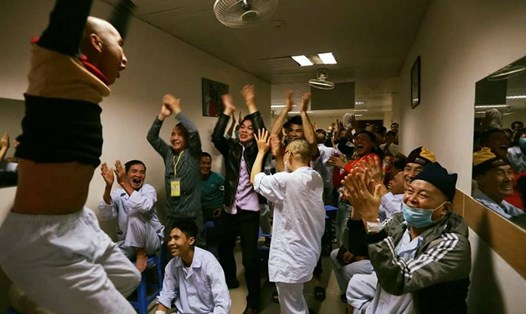 Quên đi bệnh tật, các bệnh nhân tại Viện Huyết học - Truyền máu Trung ương cổ vũ nhiệt tình cho đội tuyển U23 Việt Nam