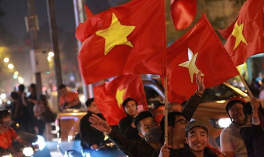 Người dân Hà Nội đổ về trung tâm ăn mừng chiến thắng lịch sử của đội U23 Việt Nam. Ảnh: HẢI NGUYỄN