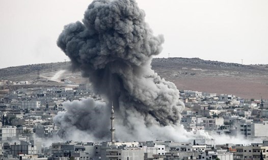 Mỹ giáng đòn không kích tiêu diệt 150 tên IS. Ảnh: Newsweek