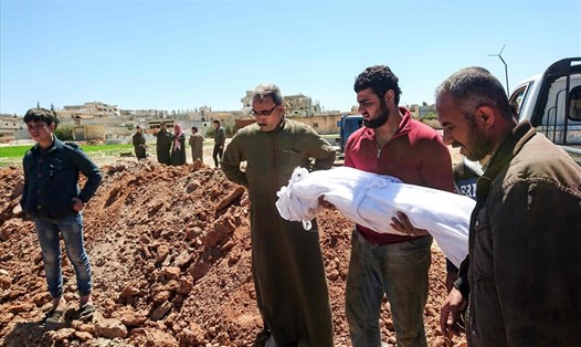 Chôn cất một nạn nhân nghi bị chết trong vụ tấn công hóa học ở làng Khan Sheikhun, tỉnh Idlib hồi tháng 4.2017. Ảnh: Getty Images