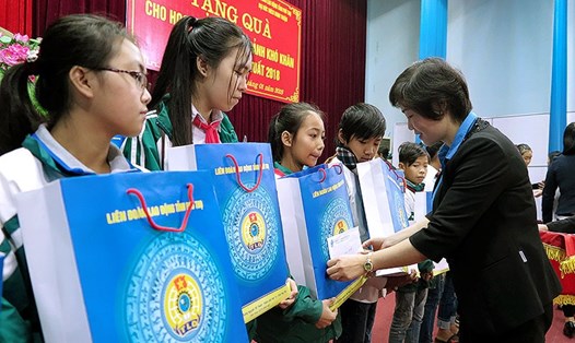 Đồng chí Đỗ Thị Ngọc Ánh – Phó Chủ tịch LĐLĐ tỉnh trao quà cho các cháu.