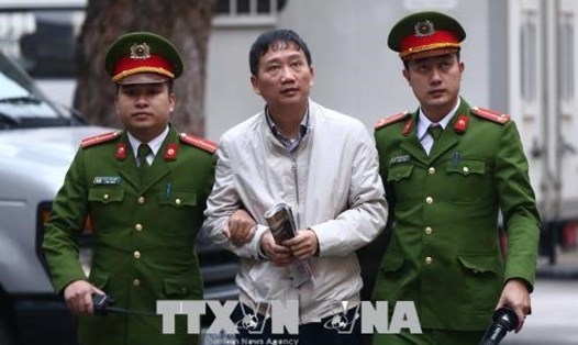 Bị cáo Trịnh Xuân Thanh được dẫn tới tòa. Ảnh TTXVN. 