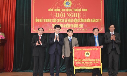 Đồng chí Trần Văn Thuật - Phó Chủ tịch Tổng LĐLĐ Việt Nam trao tặng cờ đơn vị dẫn đầu cụm thi đua LĐLĐ các tỉnh Đồng Bằng Sông Hồng trong phong trào thi đua CNVCLĐ và hoạt động công đoàn năm 2017.