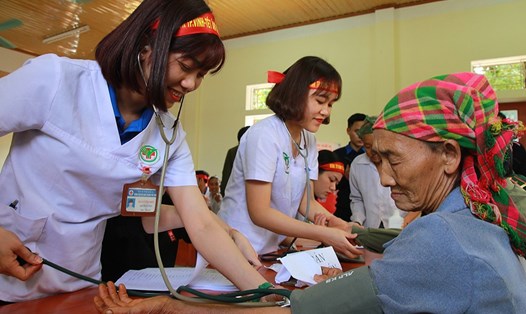 Khám chữa bệnh và cấp phát thuốc miễn phí tại xã Tam Hợp, huyện Tương Dương, Nghệ An. ảnh:CT