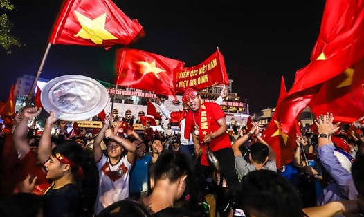 Cổ động viên hò hét, cuồng nhiệt trong đêm mừng chiến thắng của U23 Việt Nam (Ảnh: FB Nguyễn Khánh)