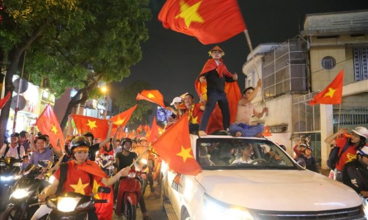 Người dân TPHCM xuống đường ăn mừng chiến thắng của đội tuyển bóng đá U23 Việt Nam vào tối 23.1 - Ảnh Ngọc Tiến
