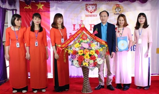 Đồng chí Phùng Minh Chung, Chủ tịch CĐ CKCN tỉnh Ninh Bình tặng hoa chúc mừng BCH lâm thời CĐ Công ty. Ảnh: NT