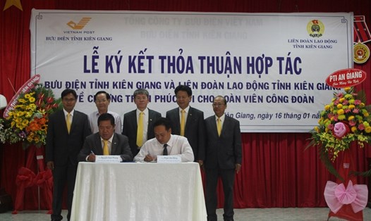 LĐLĐ tỉnh ký kết thỏa thuận hợp tác với Bưu Điện tỉnh Kiên Giang.